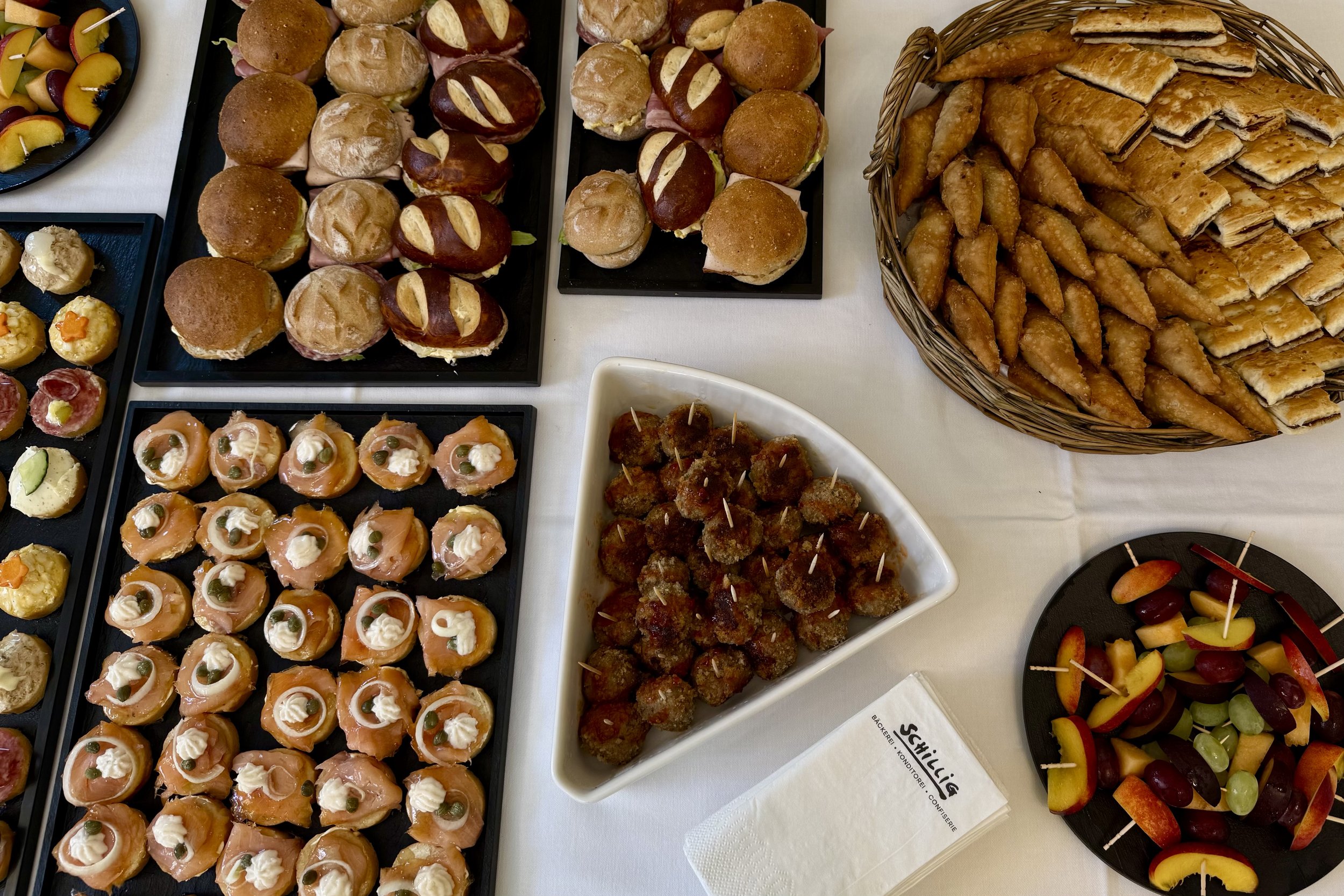 Platten mit Mutschli, Canapés, Fruchtspiessli und Krapfen von der Bäckerei Schillig in Bürglen und Erstfeld