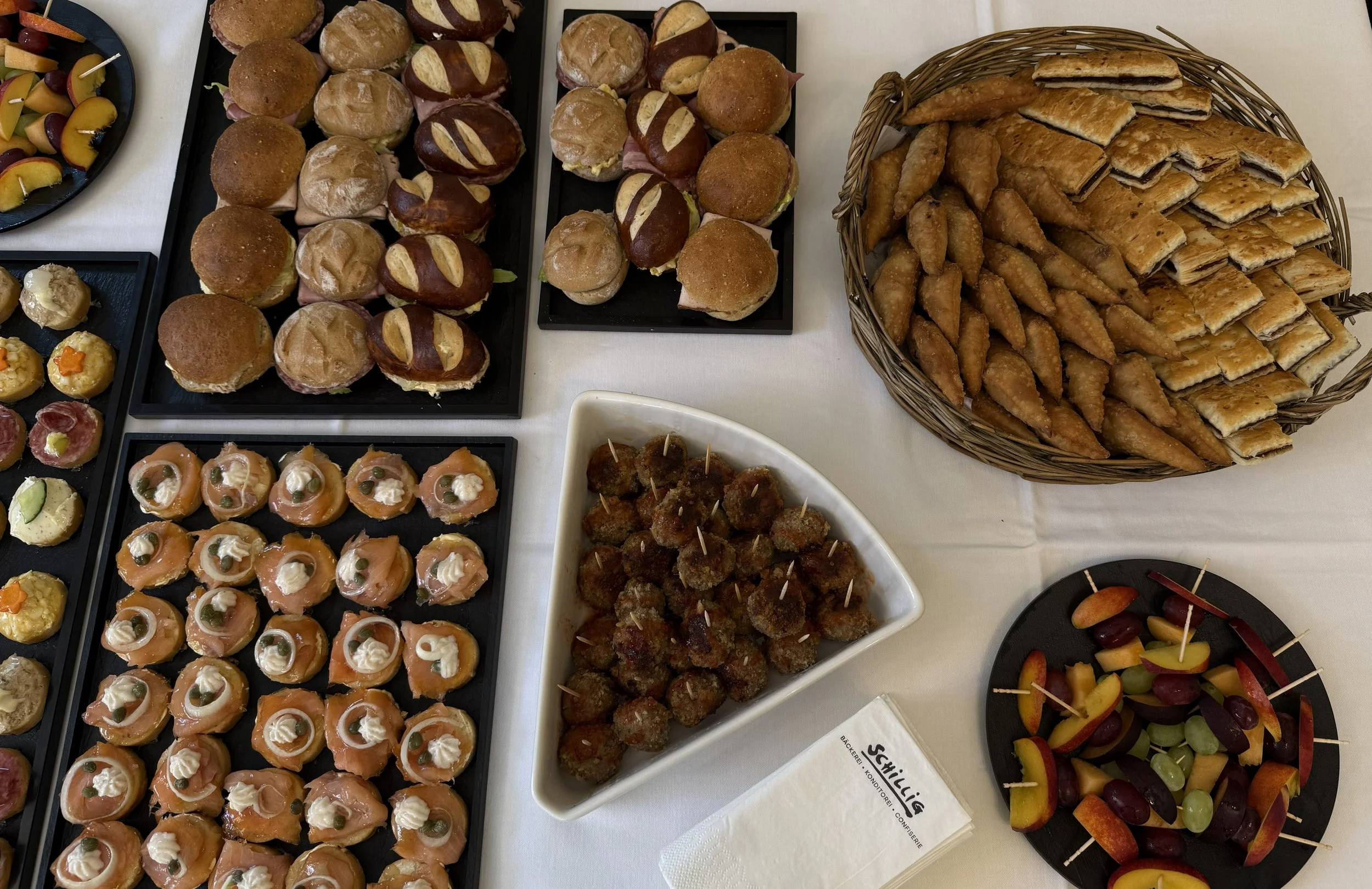 Partymutschli, runde Canapés mit Lachs, Fleischbällchen und Krapfen