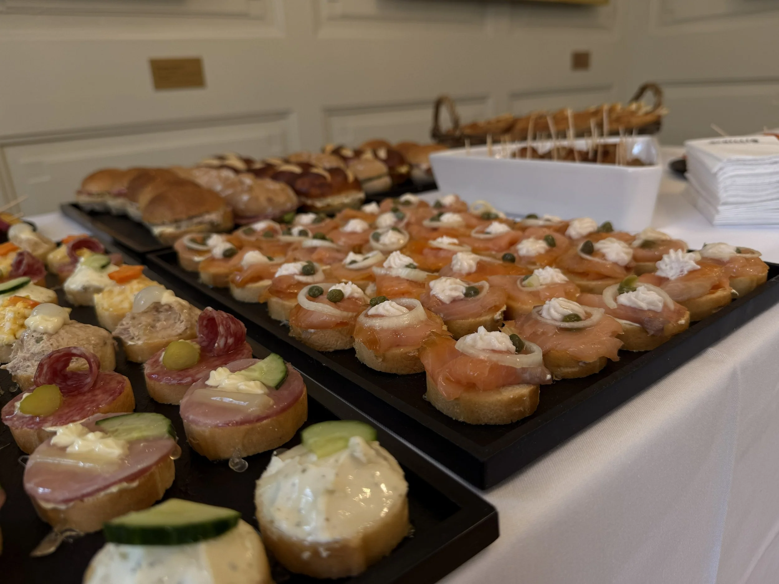 Runde Canapés, verschieden belegt