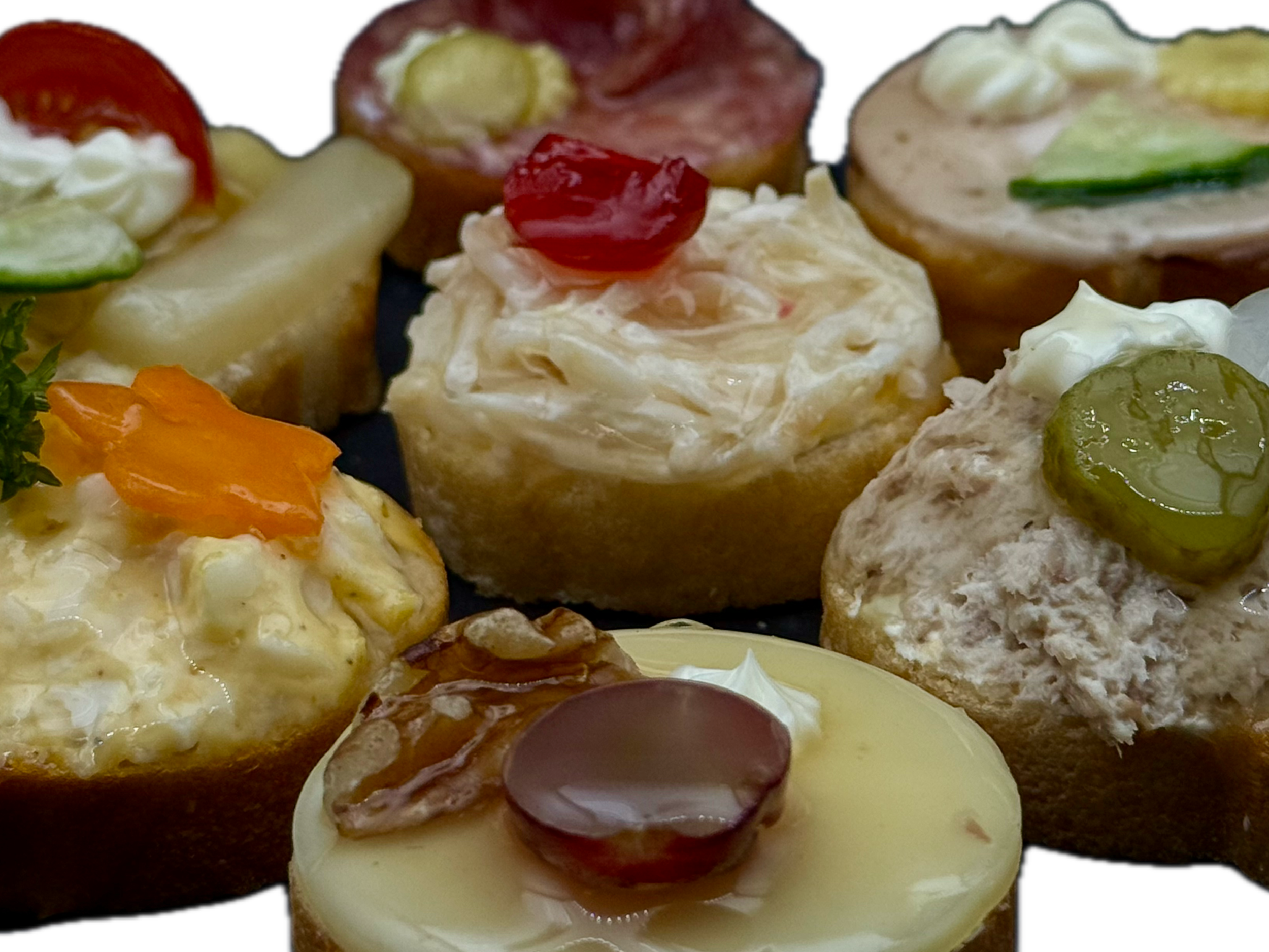 Runde, exzellente Canapes mit verschiedenen fleischhaltigen und vegetarischen Belägen wie Schinken, Salami, Thon, Ei, Sellerie