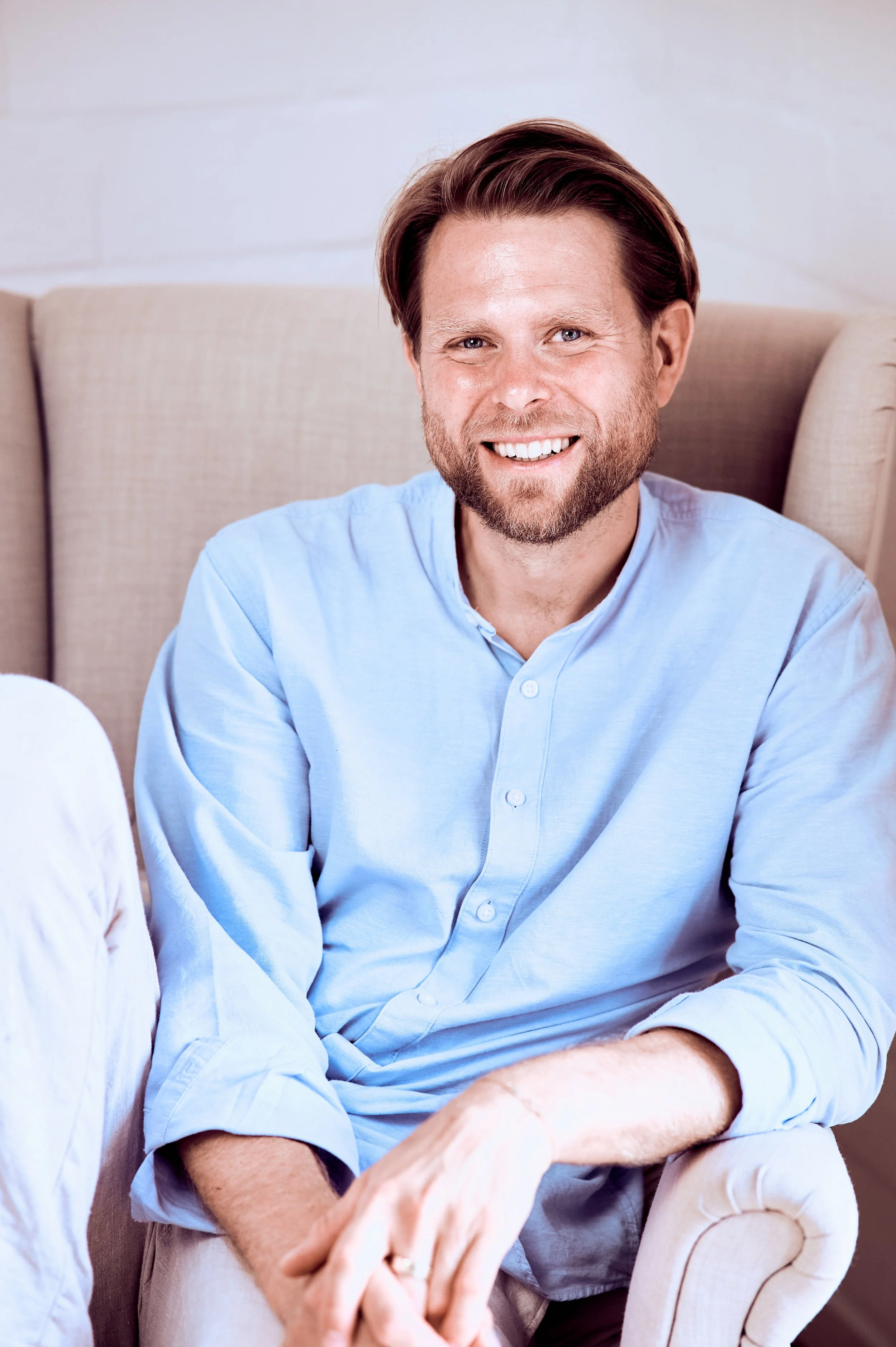 Lars Schwauna in einem ruhigen Gesprächsraum – Begleiter der ENTRAH Clarity Experience.