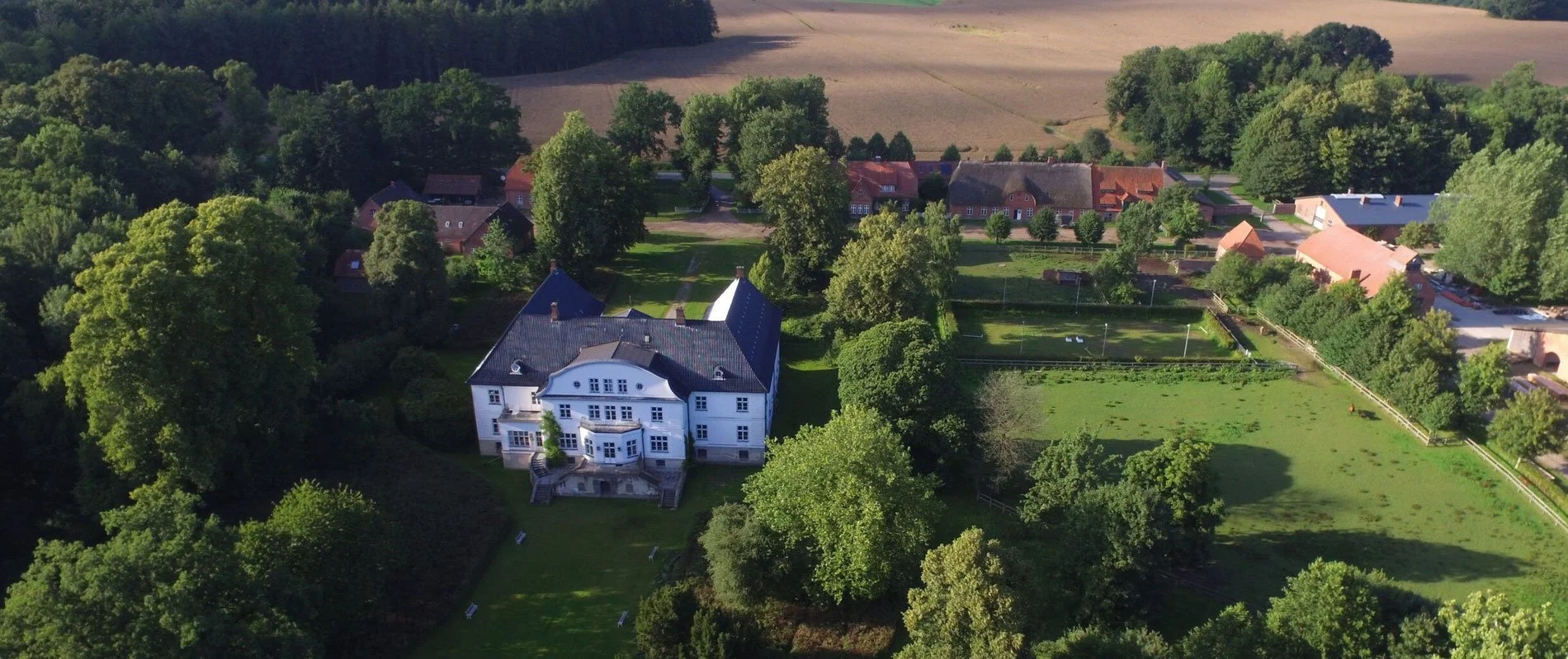 Luftaufnahme von Gut Deutsch Nienhof in Schleswig-Holstein – ruhiger Rückzugsort für die ENTRAH Clarity Experience.