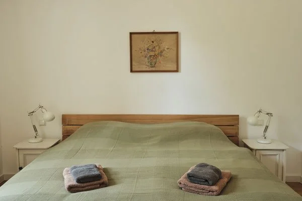 Schlafzimmer der Ferienwohnung auf Gut Deutsch Nienhof als ruhiger Rückzugsort während der ENTRAH Clarity Experience.
