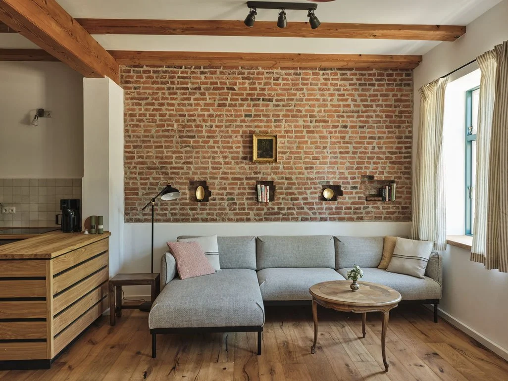 Heller Wohn- und Essbereich der Ferienwohnung auf Gut Deutsch Nienhof mit Blick in die offene Küche.