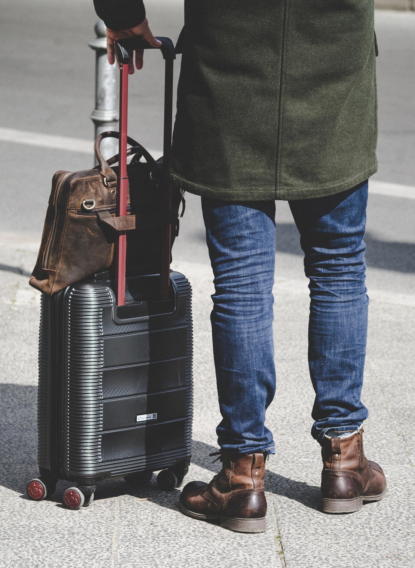 Person mit Koffer auf dem Weg nach Hause – Sinnbild für die Rückkehr in den Alltag nach der ENTRAH Clarity Experience.
