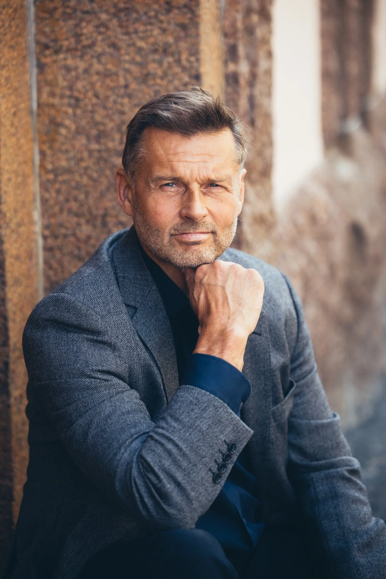 Tietokirjailija ja yrityspuhujan Antti Vanhatalon oma tarina. Antti on palvellut uransa aikana viittä Suomen tasavallan presidenttiä ja työskennellyt noin puolet urastaan johtotehtävissä.