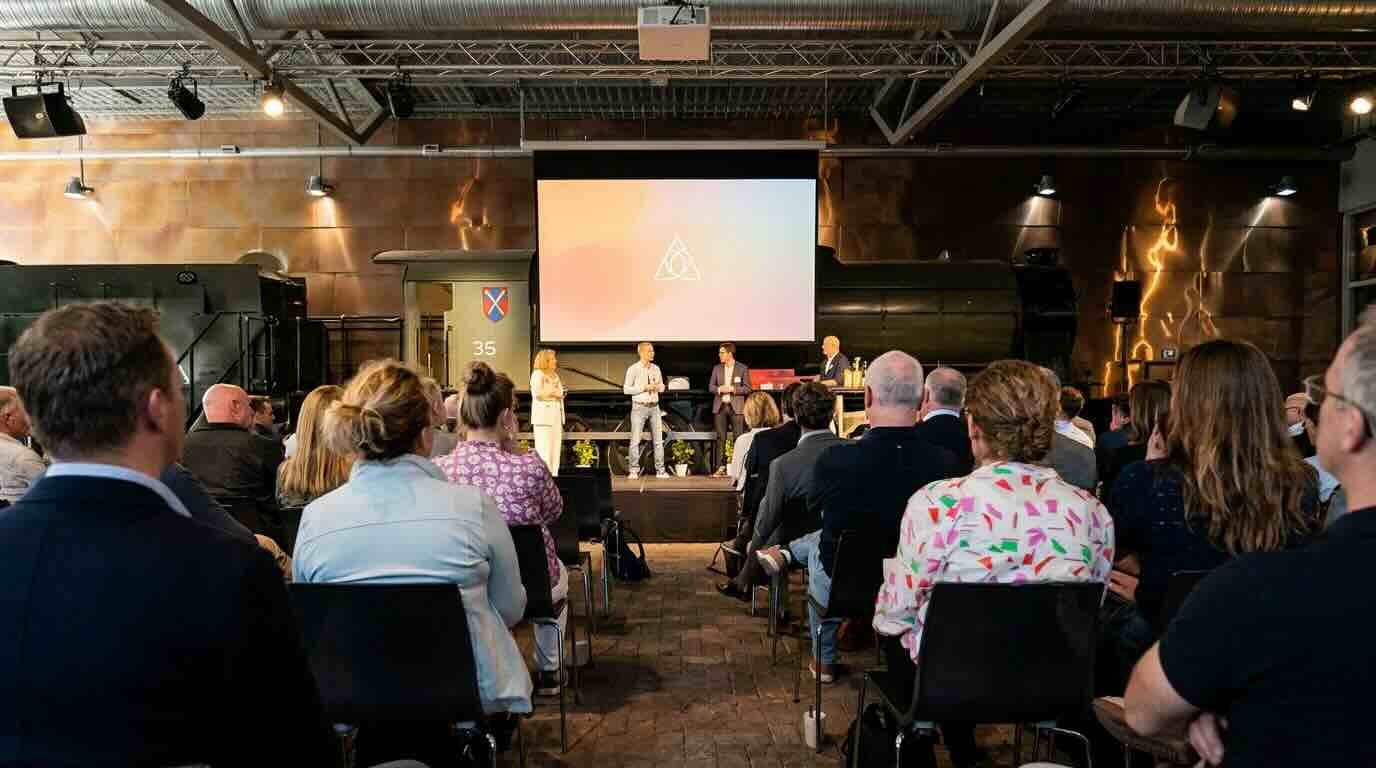 Man houdt een monitor van een DJI drone vast en bekijk de dronebeelden