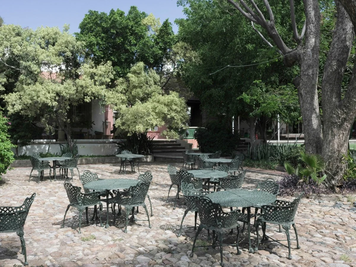 Zewnętrzne patio szkolne.