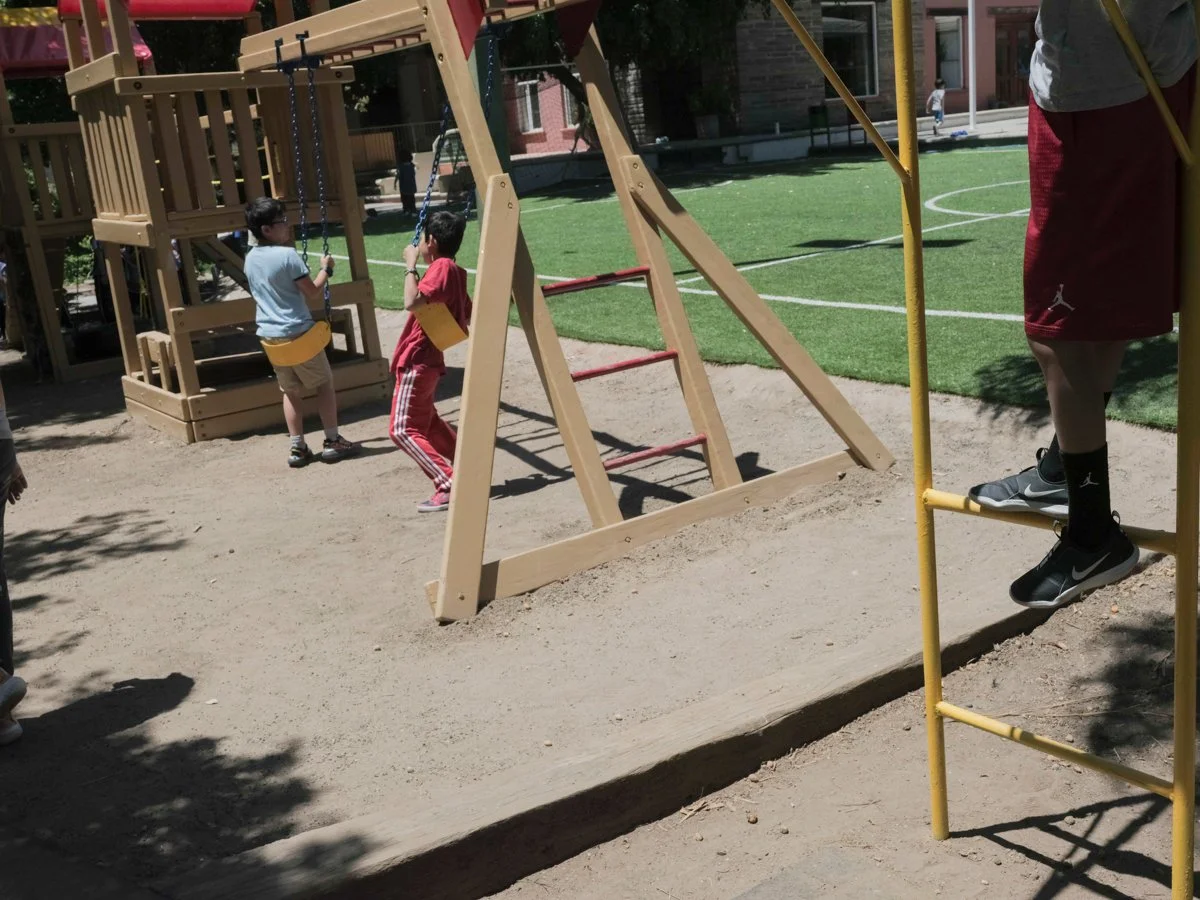 dzieci bawiące się na szkolnym placu zabaw