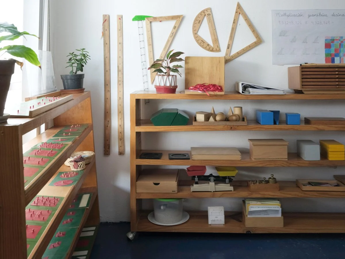 Materiały dydaktyczne w sali lekcyjnej