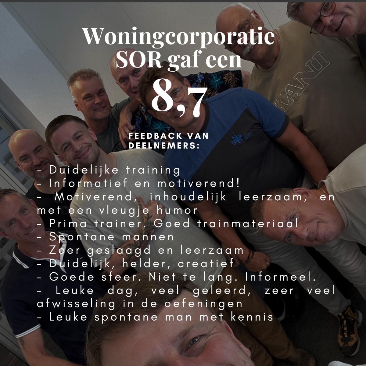 Groep mensen die samen lachen en poseren voor de camera, binnen een gebouw.