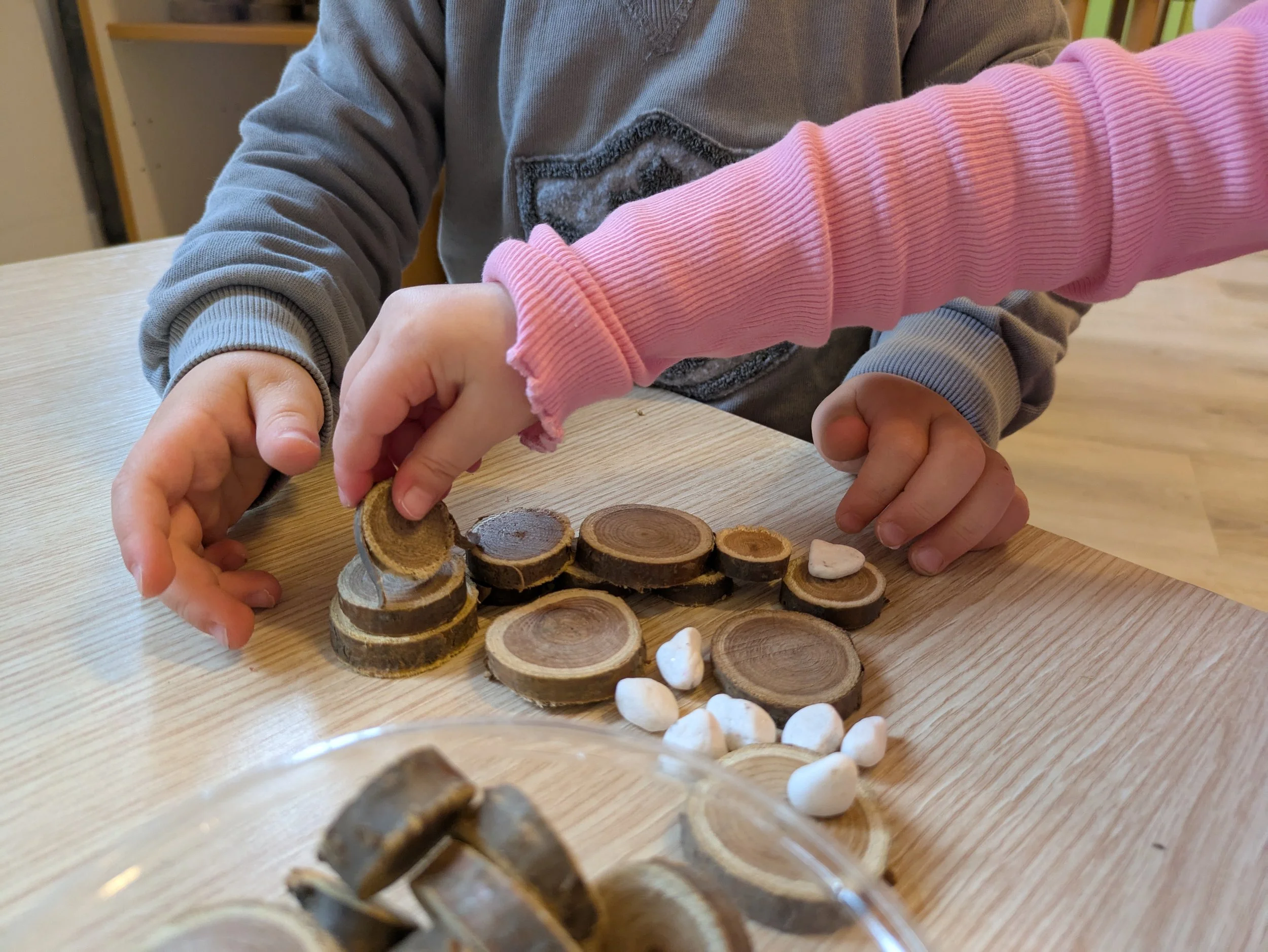 Un bambini che attraverso materiali naturali inizia attività di calcolo