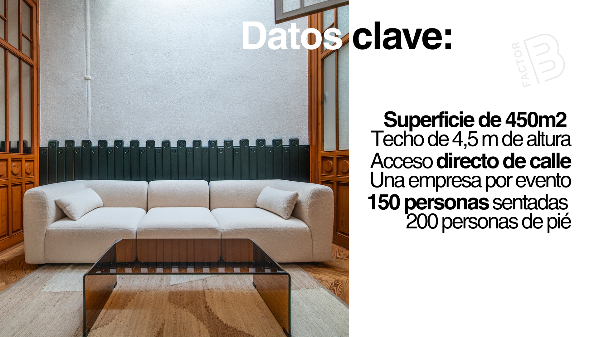 Living room with white sofa, black headboard, wooden walls and floor, and text overlay providing event space details in Spanish.