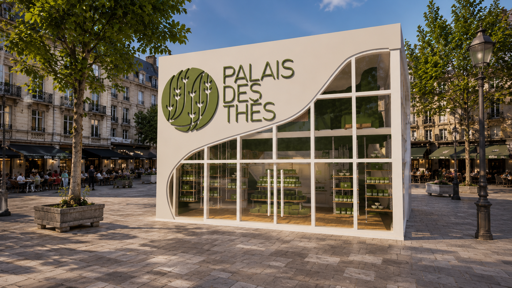 Une boutique nommée "Palais des Thés" située sur une place pavée avec des arbres et des cafés remplis de clients.