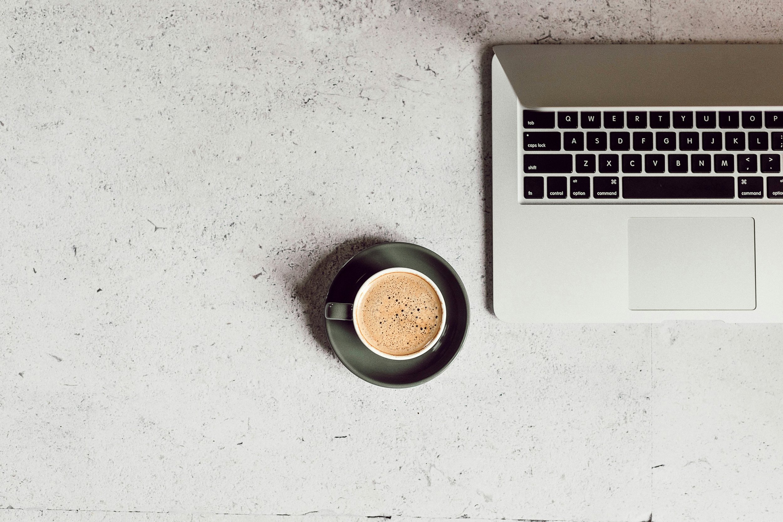 Laptop und Schreibtisch als Symbol für Website-Erstellung