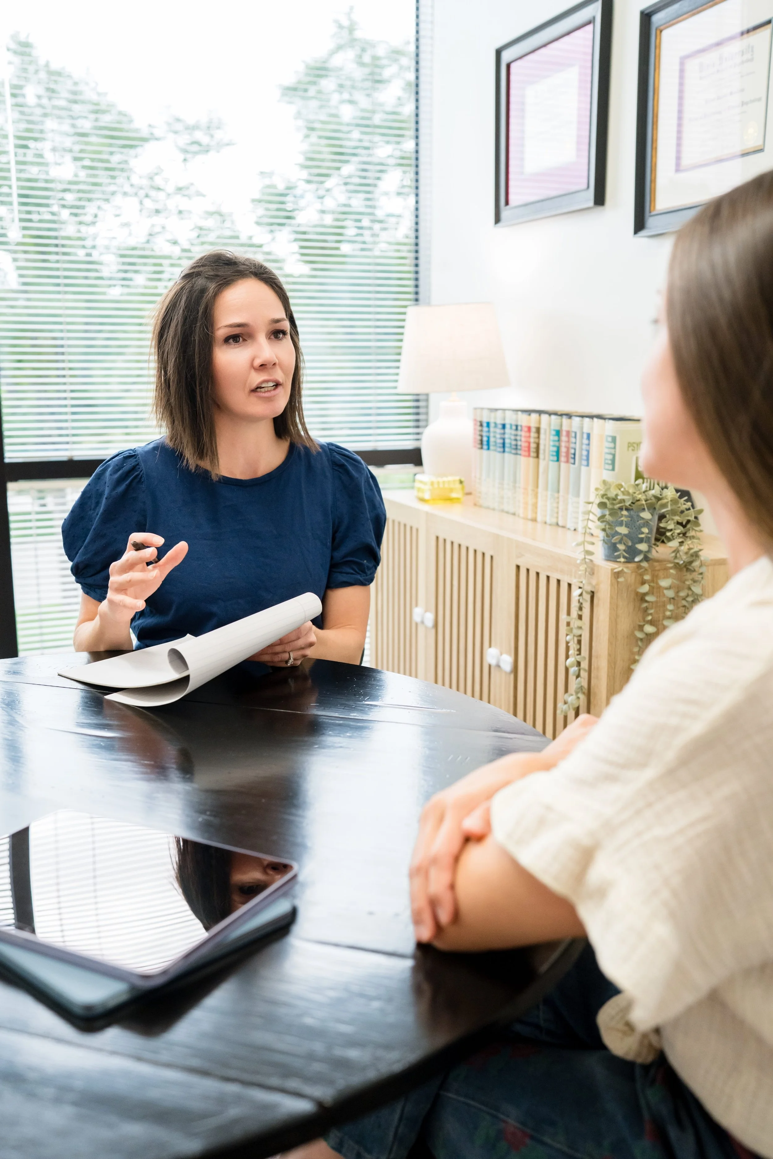 Psychologist speaking with a parent during a child evaluation