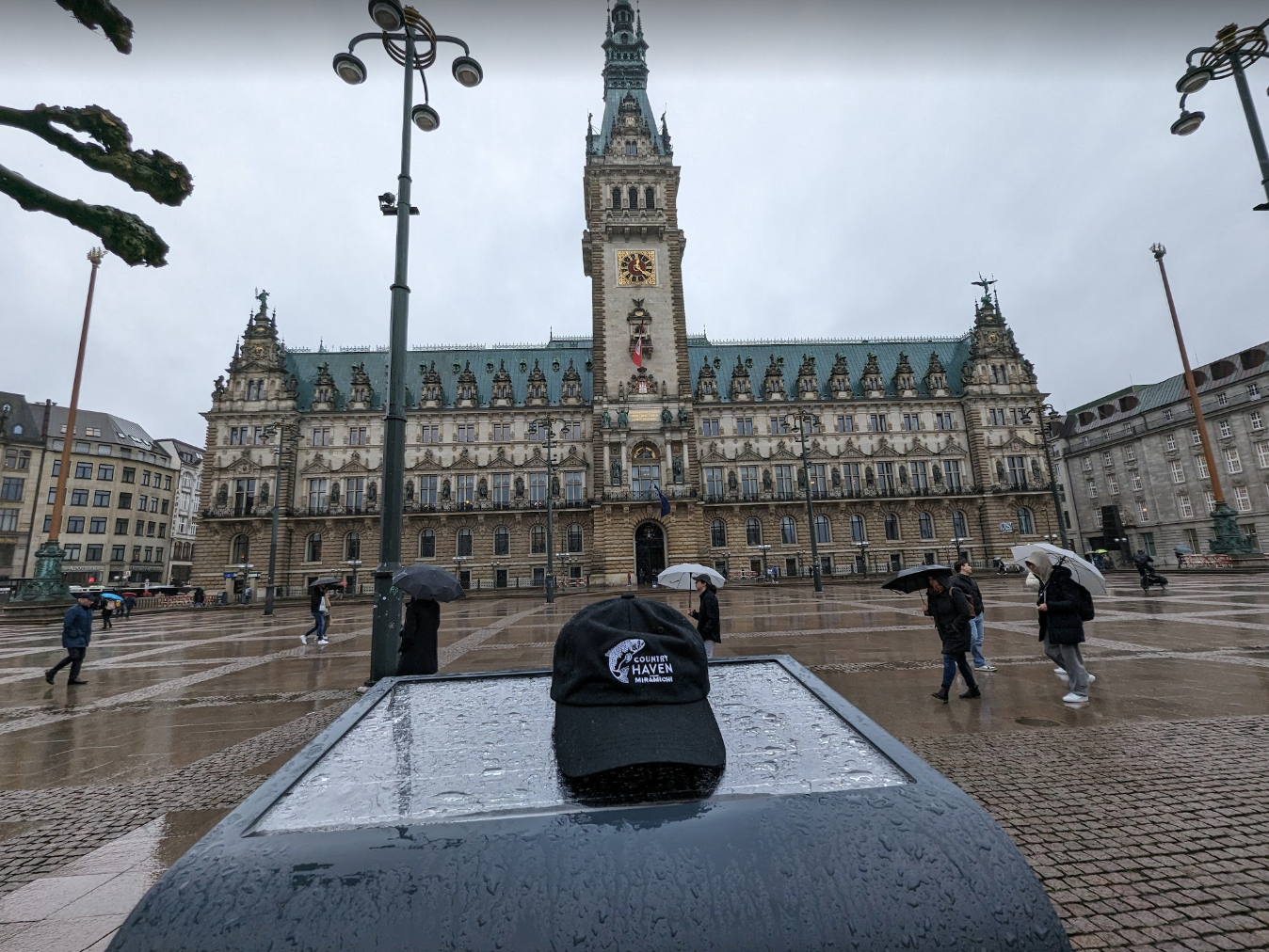 Hamburg City Hall welcomes the Hat