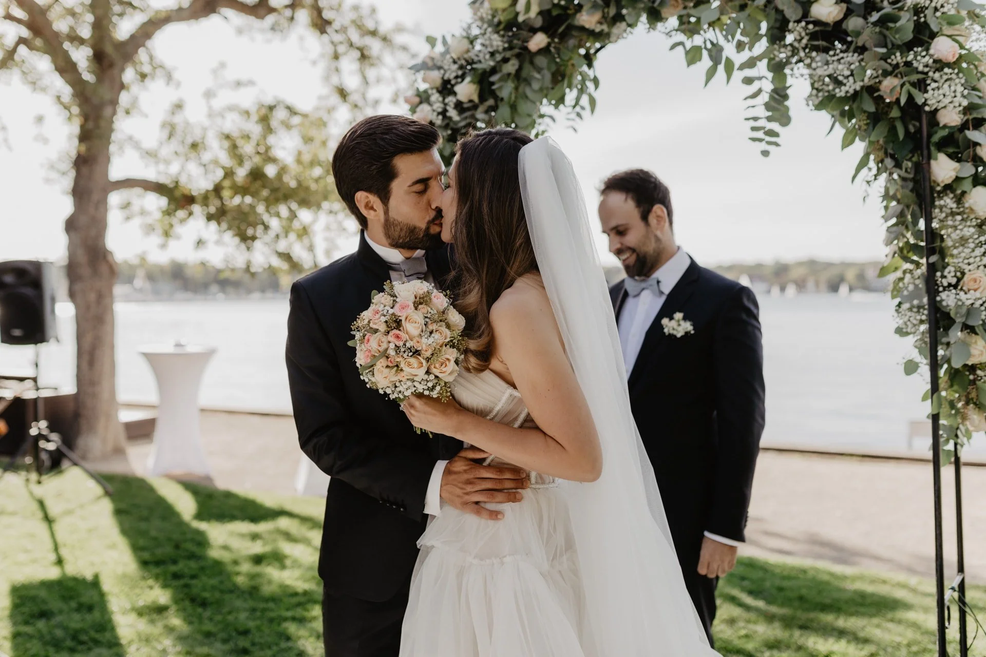 Villa-Blumenfisch_Berlin-Wannsee-Hochzeit-feiern-Trauung-am-Hochzeitslocation-min.jpg
