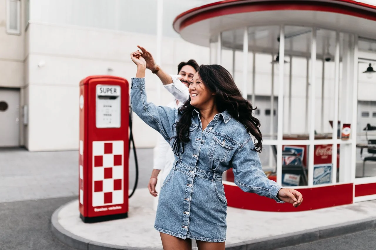 paarfotos-fotoshooting-alte-tankstelle-frankfurt-fotograf.jpg
