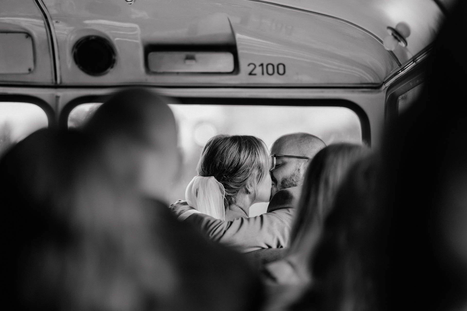oldtimer-busfahrt-berlin-hochzeitspaar.jpg