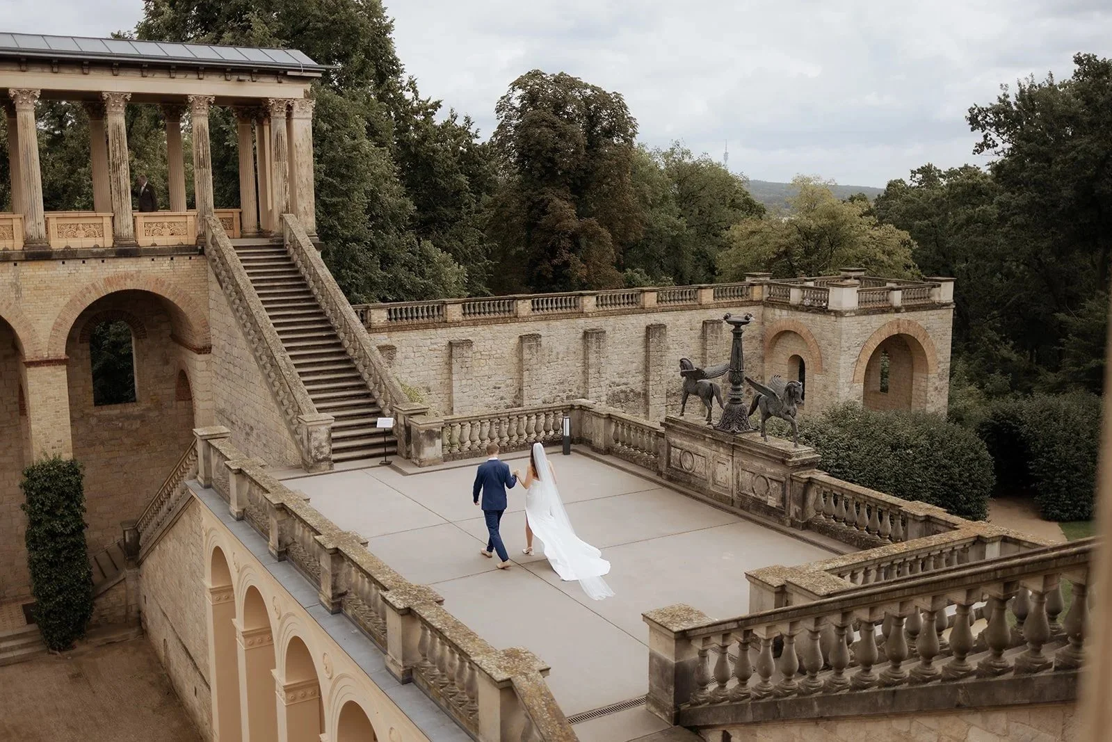 Brautpaar Fotoshooting bei Belvedere Pfingstberg Hochzeit