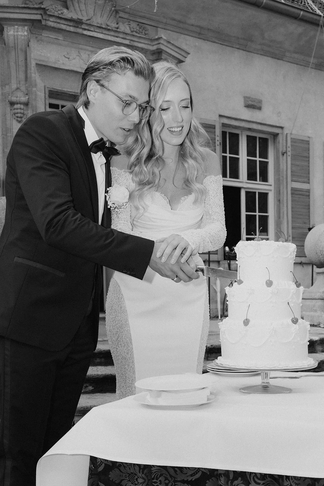 Hochzeitstorte wird angeschnitten bei einer eleganten Sommerhochzeit in Brandenburg