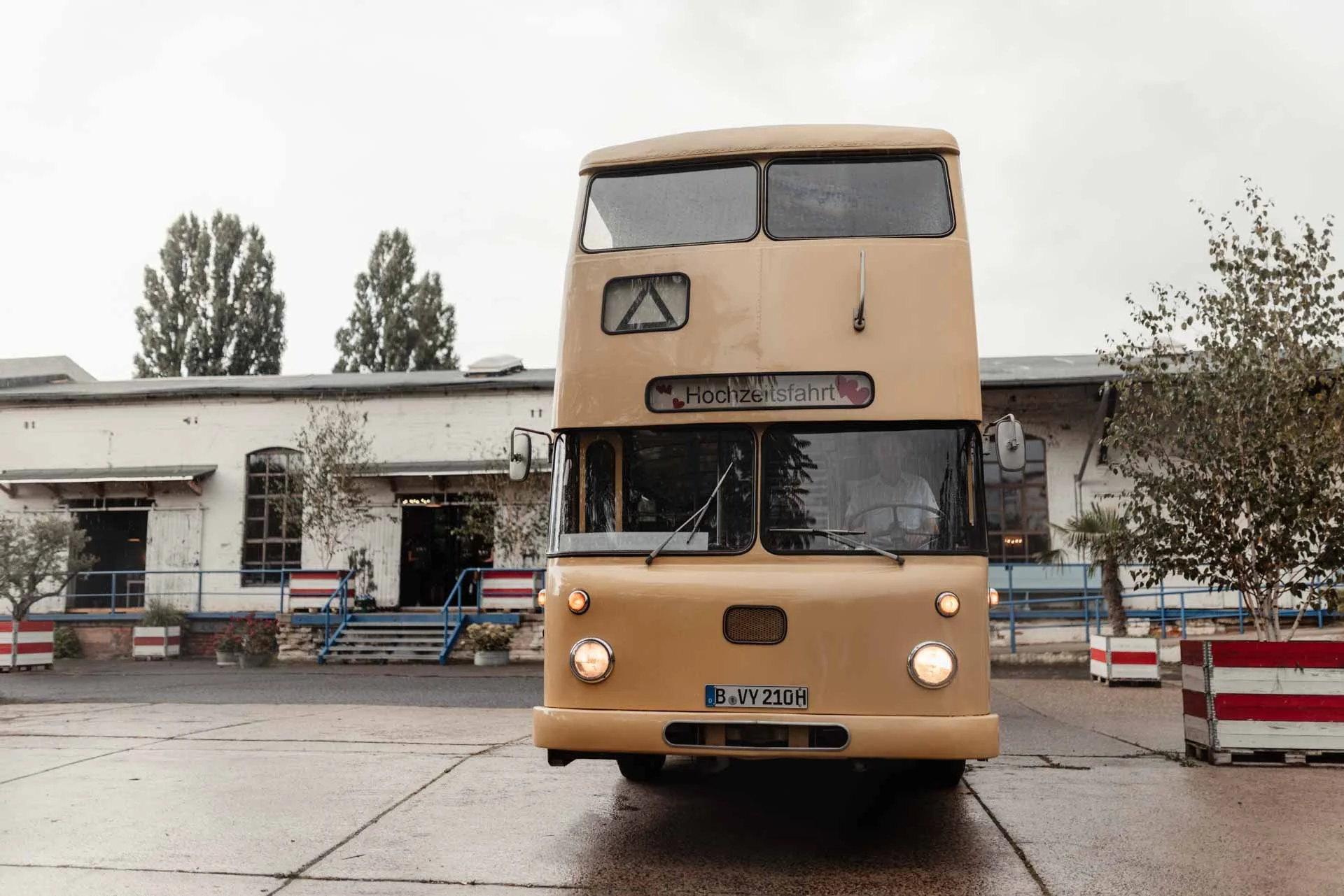 von-greifswald-hochzeit-oltimer-bus.jpg
