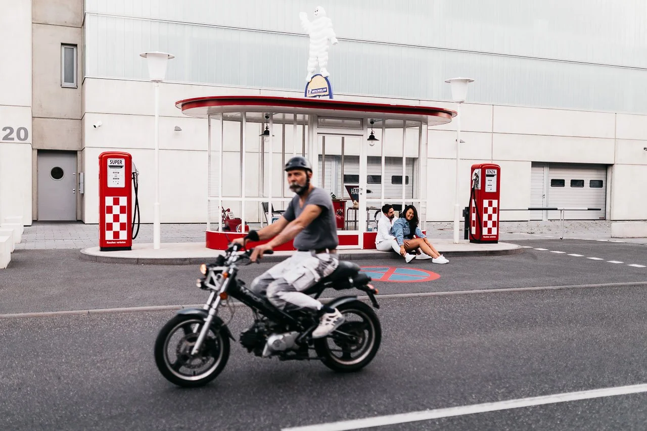 paarfotos-shooting-alte-tankstelle-frankfurt-paarfotograf-min.jpg