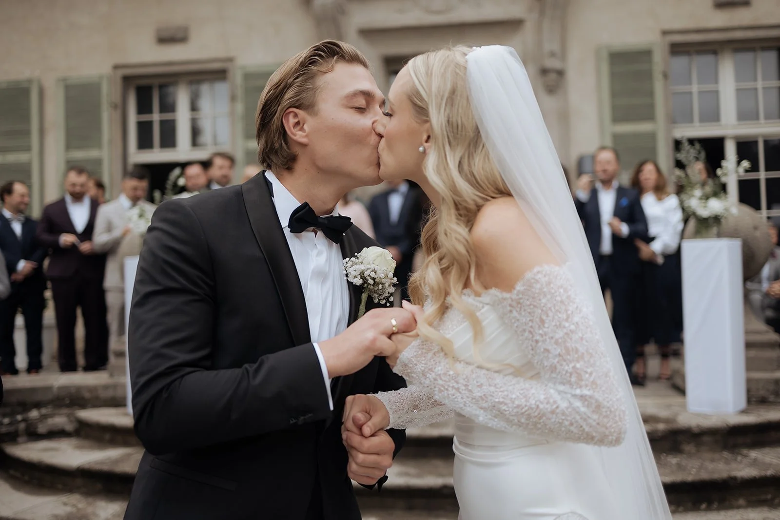 Kussfoto bei einer Schloss Kartzow Hochzeit in Potsdam