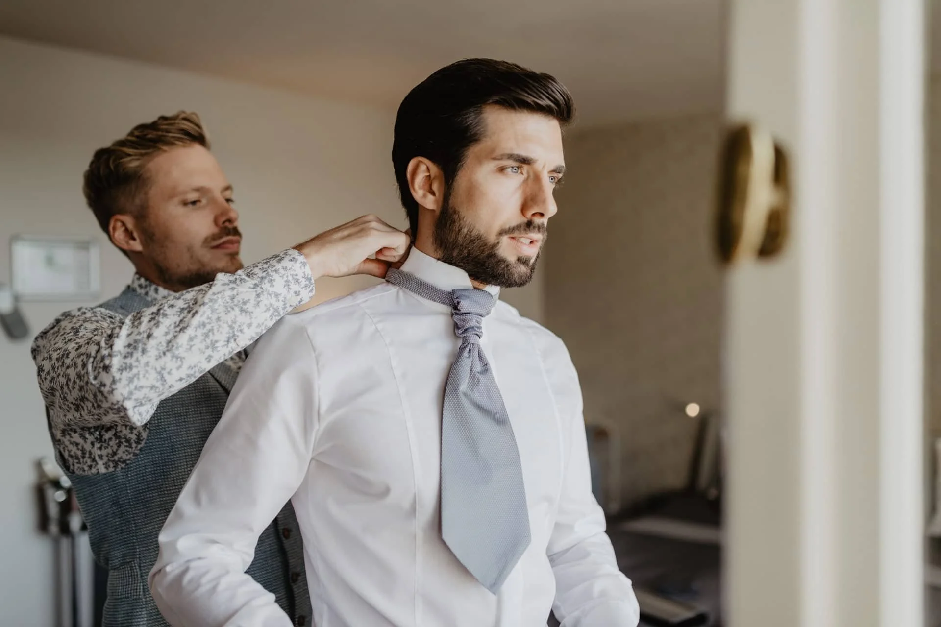 braeutigam-getting-ready-hochzeit-villa-blumenfisch-berlin-wannsee.jpg