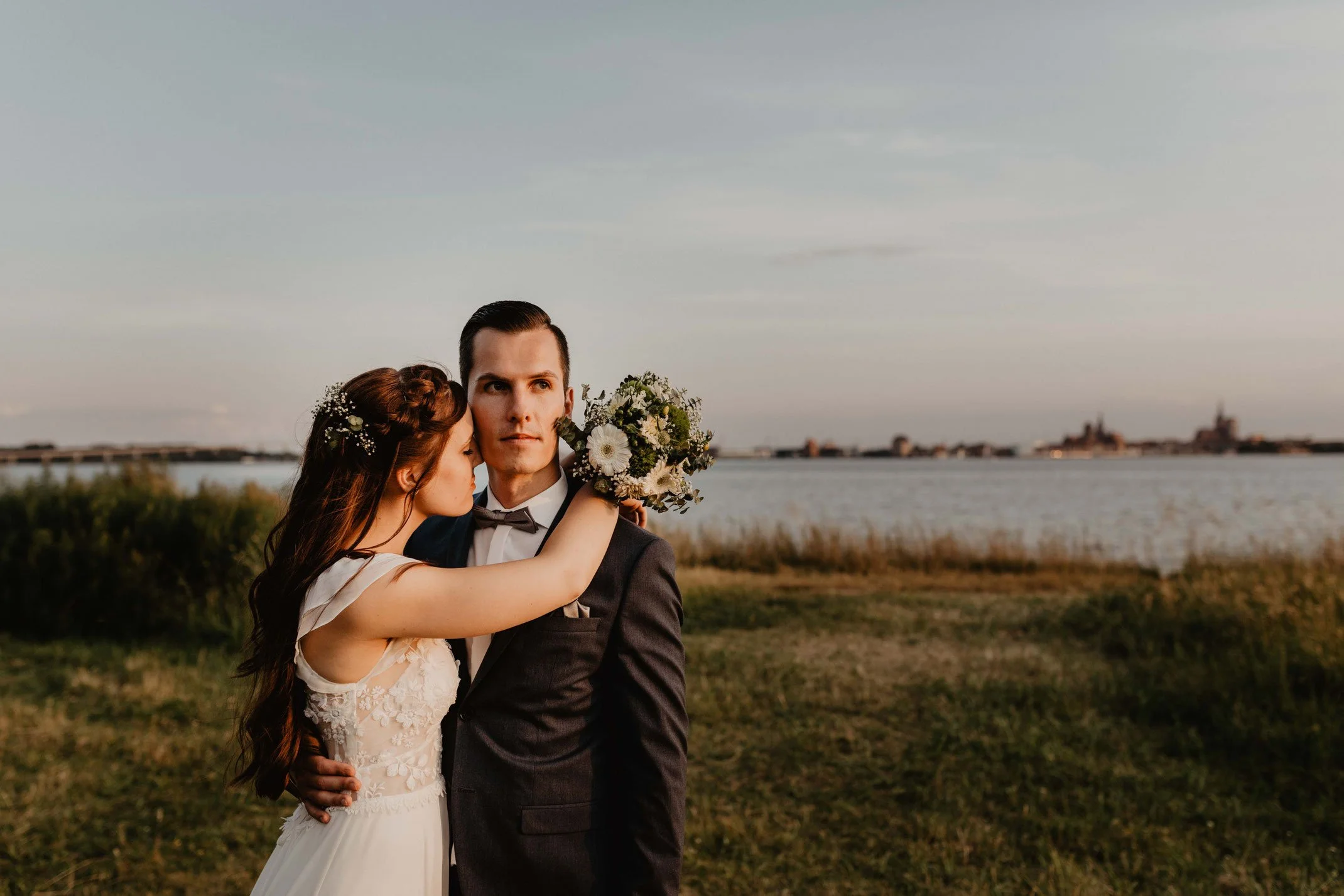 hochzeitsfotograf-rügen-hochzeit-am-strand-altefähr-strandhochzeit-strandhaus-hochzeitsfotografie-hochzeitsfotos-brautpaar.jpg