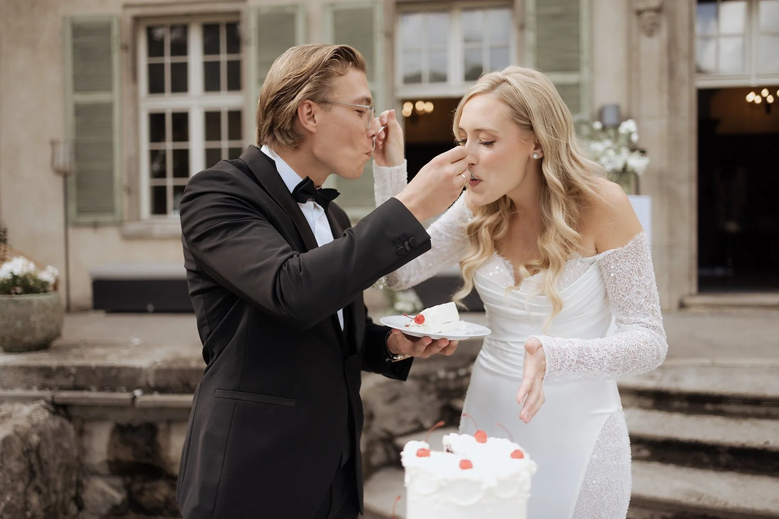 Hochzeitstorte wird angeschnitten bei einer eleganten Sommerhochzeit in Brandenburg