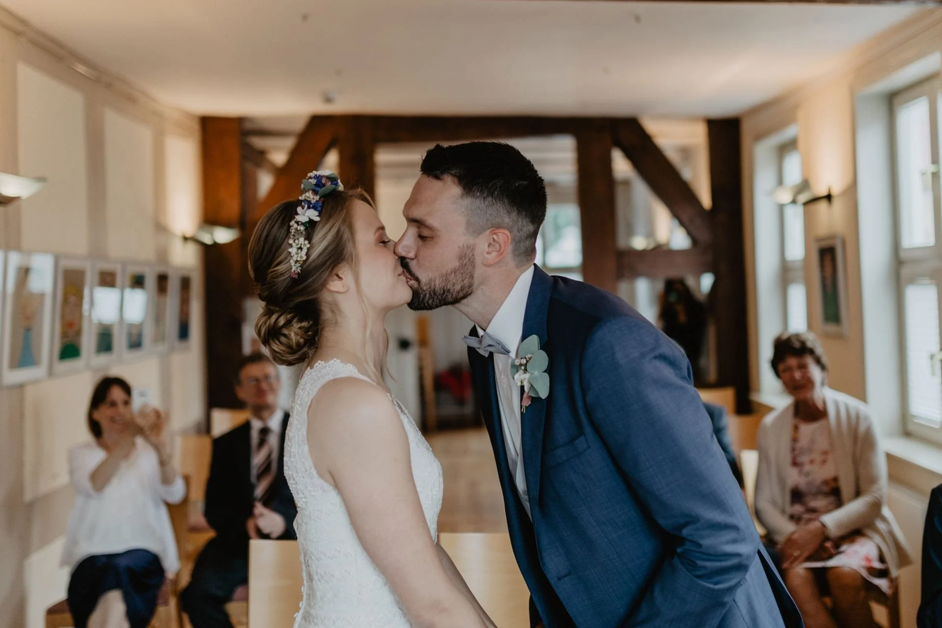Standesamt-Biesenthal-Trauung-Hochzeitskuss-Hochzeitsfotograf-Berlin-min.jpg