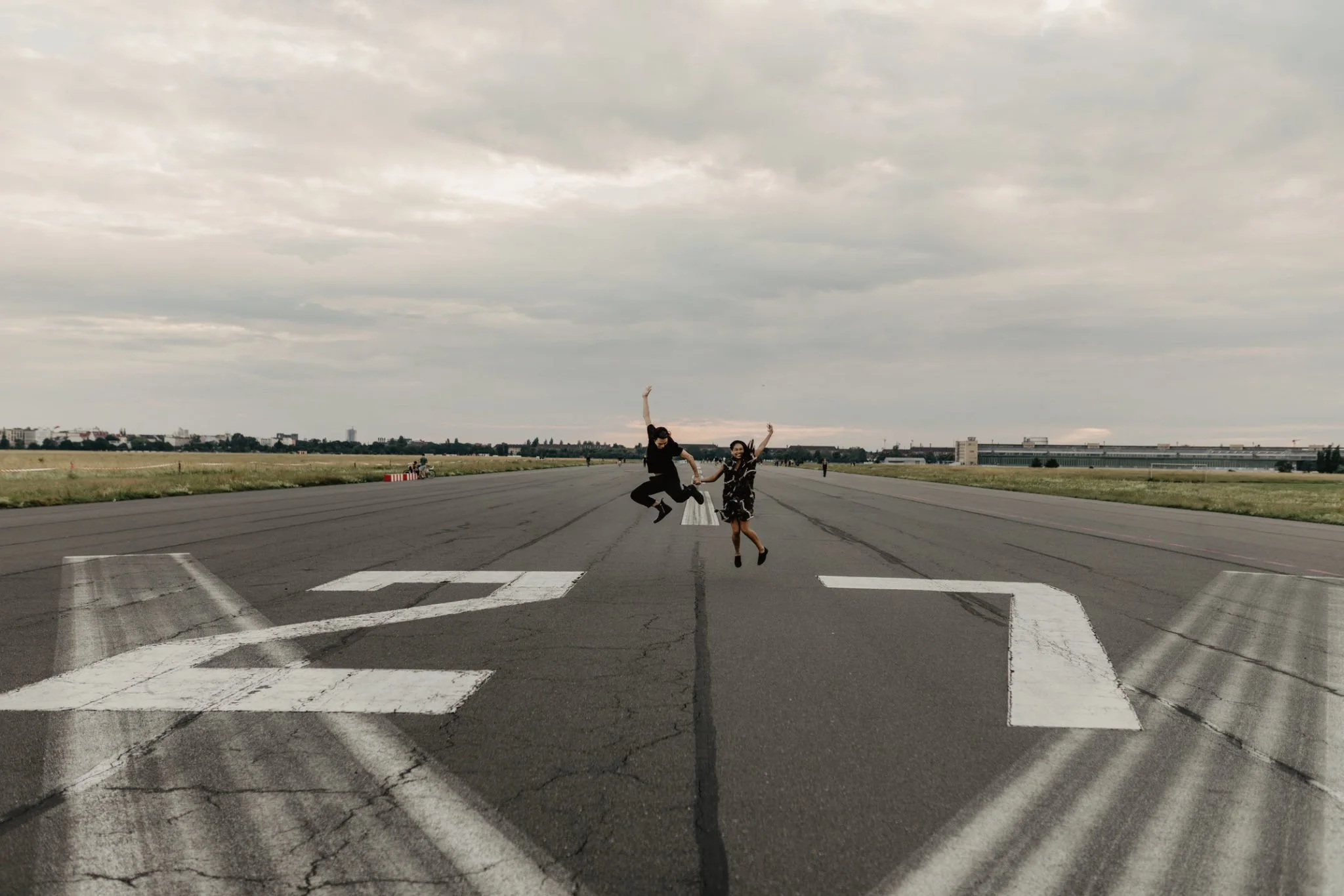 paarfotografie-tempelhofer-feld-berlin-urbanes-fotoshooting-paar-fotoshooting-paarfotograf-2048x1366.jpg