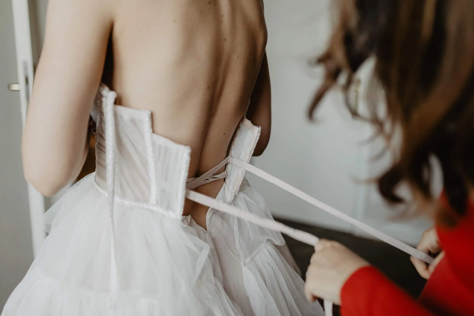 getting-ready-braut-villa-blumenfisch-wannsee-berlin-hochzeitsfotograf.jpg