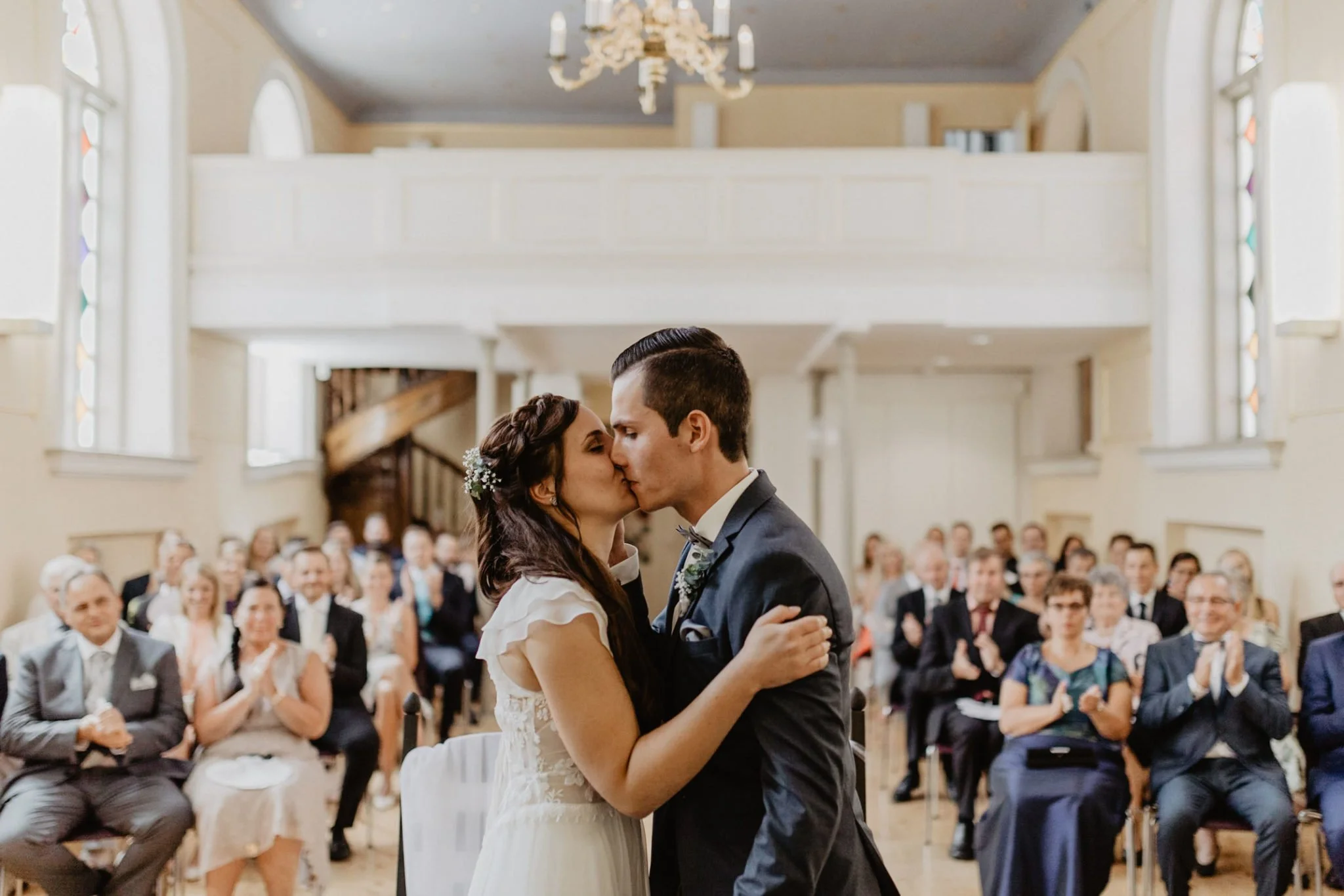hochzeitskuss-trauung-und-hochzeit-in-der-st-annen-und-brigitten-kapelle-im-standesamt-stralsund-bei-rügen-2048x1366.jpg