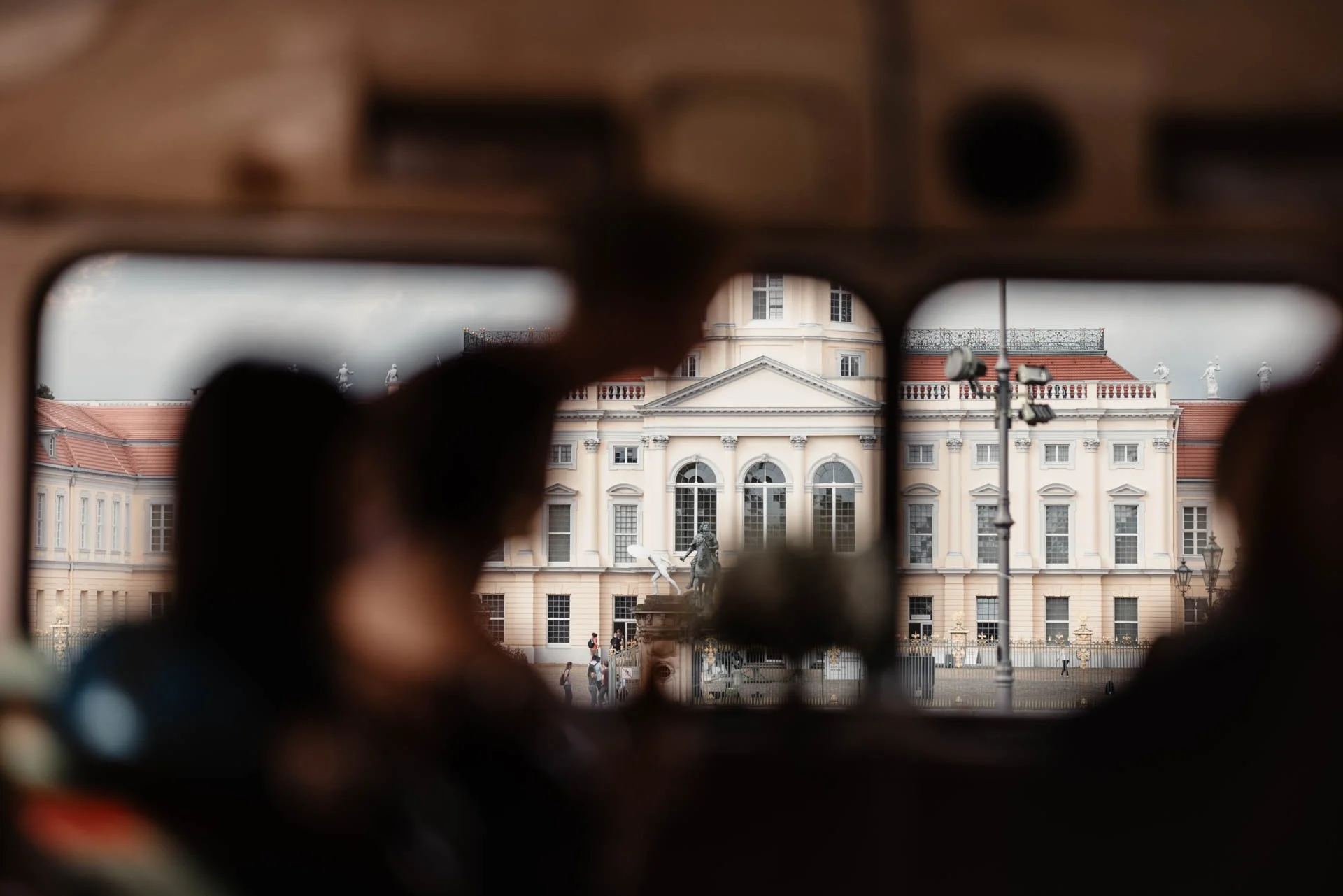 oldtimer-busfahrt-berlin-schloss-charlottenburg.jpg