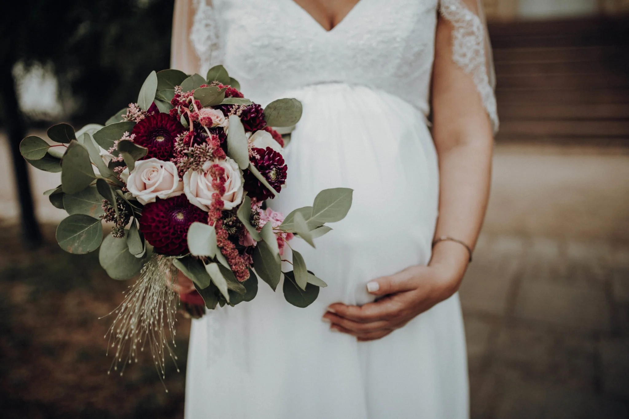 Braut_mit_Brautstrauß_Hochzeitsfotografie_Hochzeitsfotos-2048x1365.jpg
