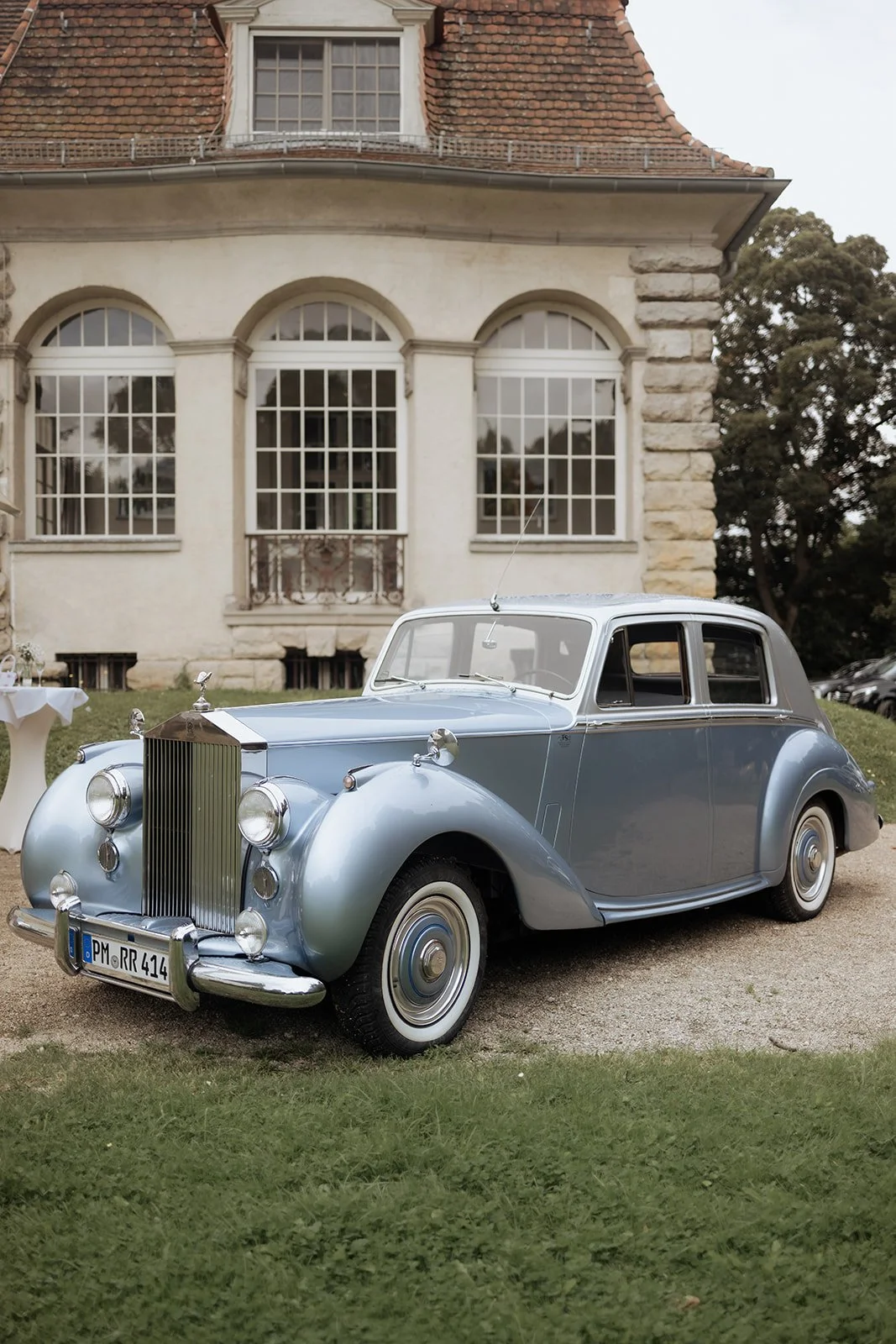 Oldtimer bei einer elegante Sommerhochzeit in Brandenburg