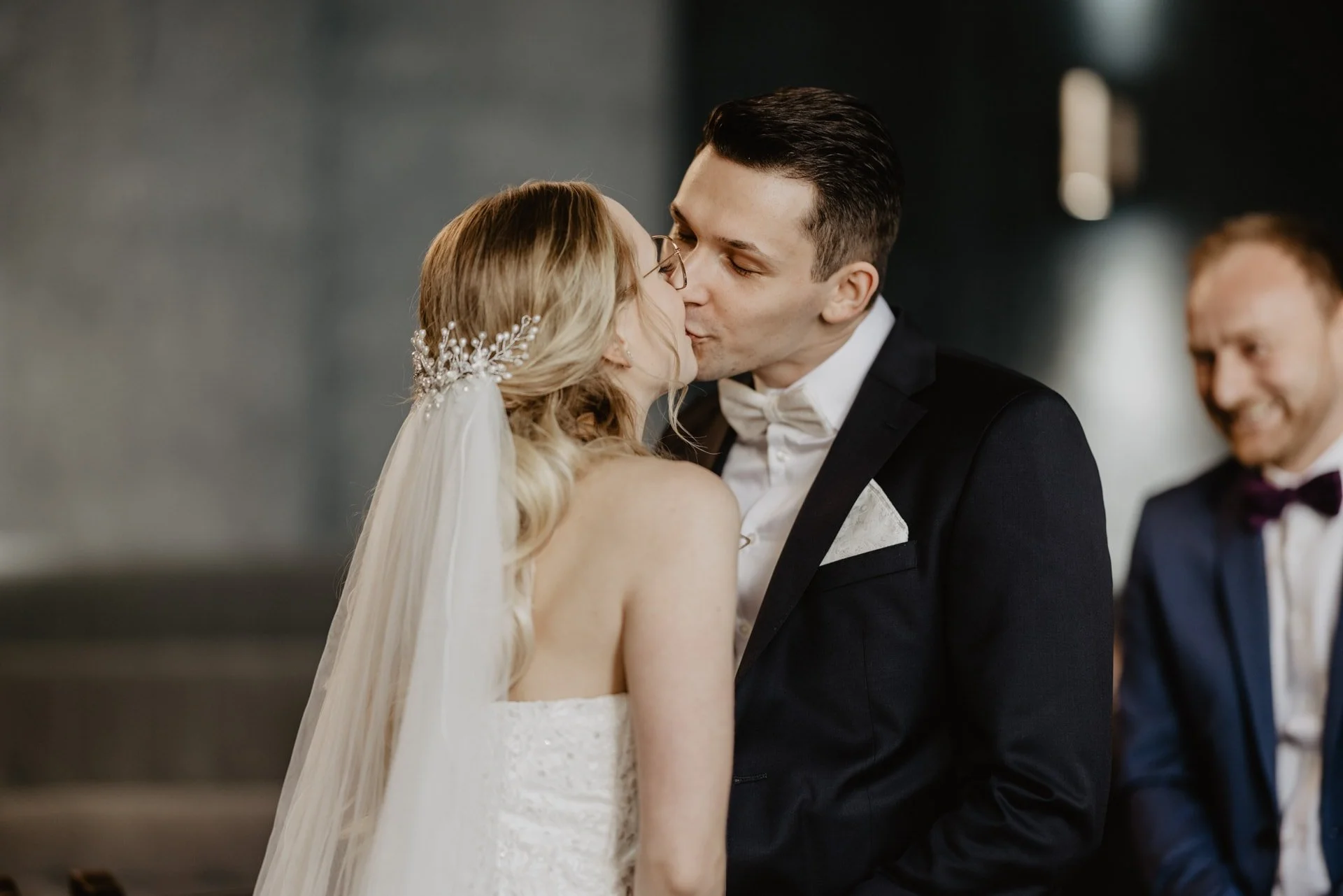 Hochzeitskuss-Trauung-im-Standesamt-Potsdam-Rathaus-min.jpg