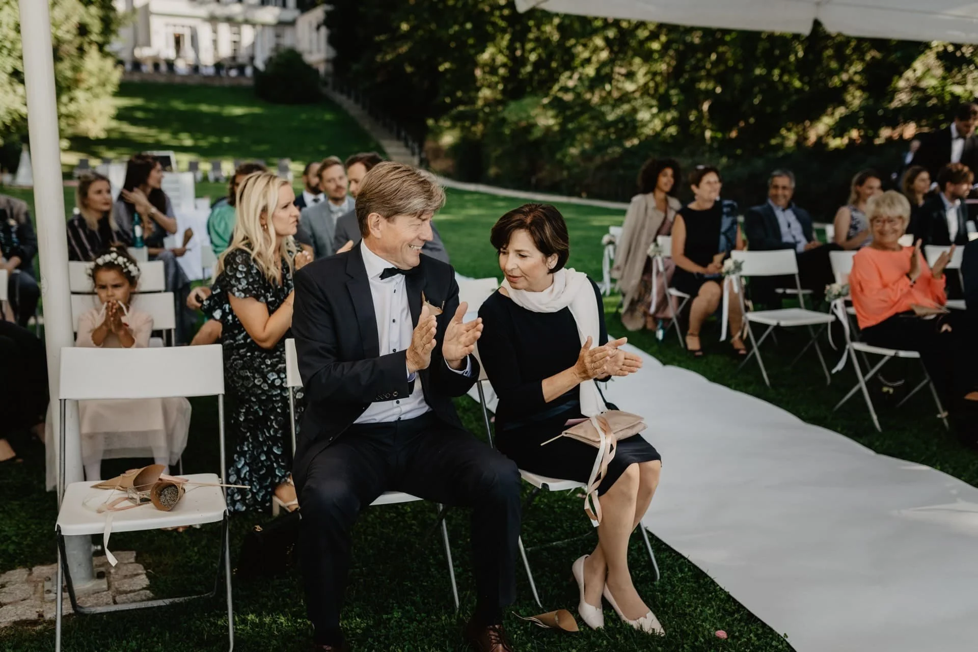 gaeste-bei-freie-trauung-villa-blumenfisch-hochzeit-berlin-wannsee-hochzeitsfotograf.jpg