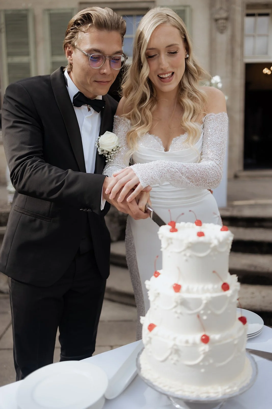 Hochzeitstorte wird angeschnitten bei einer eleganten Sommerhochzeit in Brandenburg