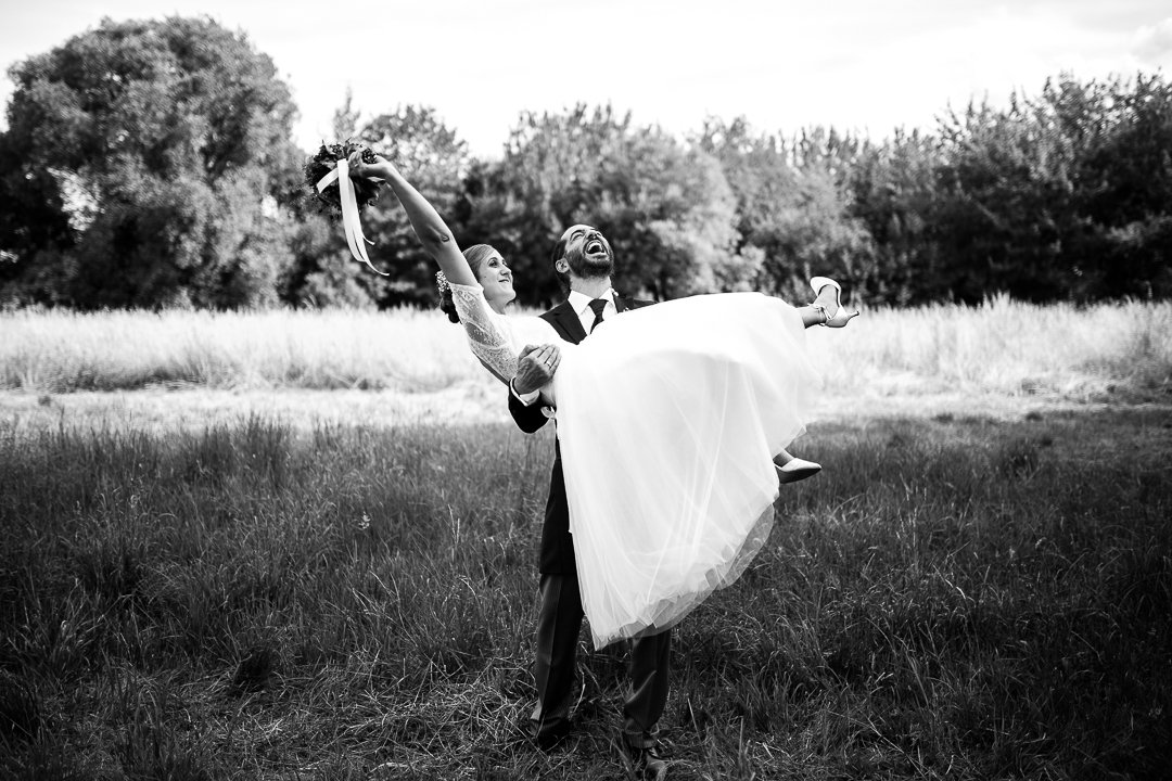 Paarfotos-inspiration-hochzeit-in-der-alte-fasanerie-familienfarm-lübars-in-berlin-hochzeitslocation-hochzeitsfotograf.jpg