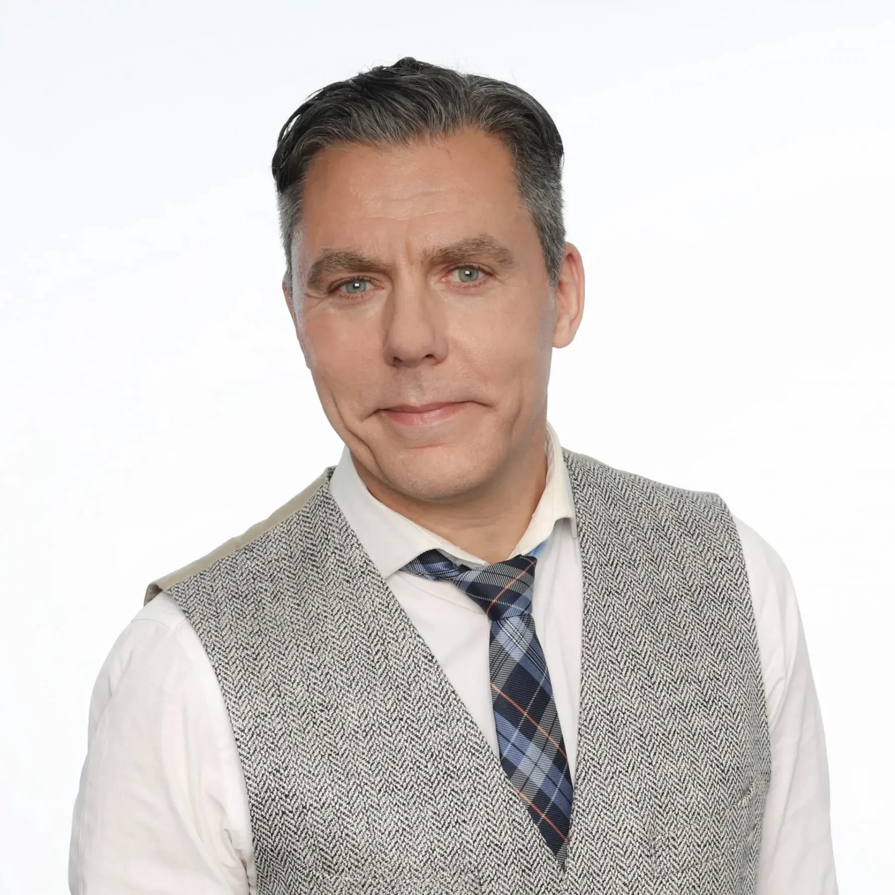 Head shot of Robert Cribb