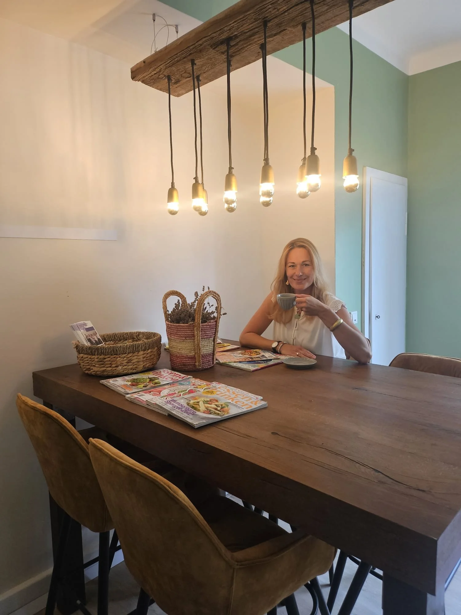 Julia Vettermann in ihrem gemütlichen Wartezimmer