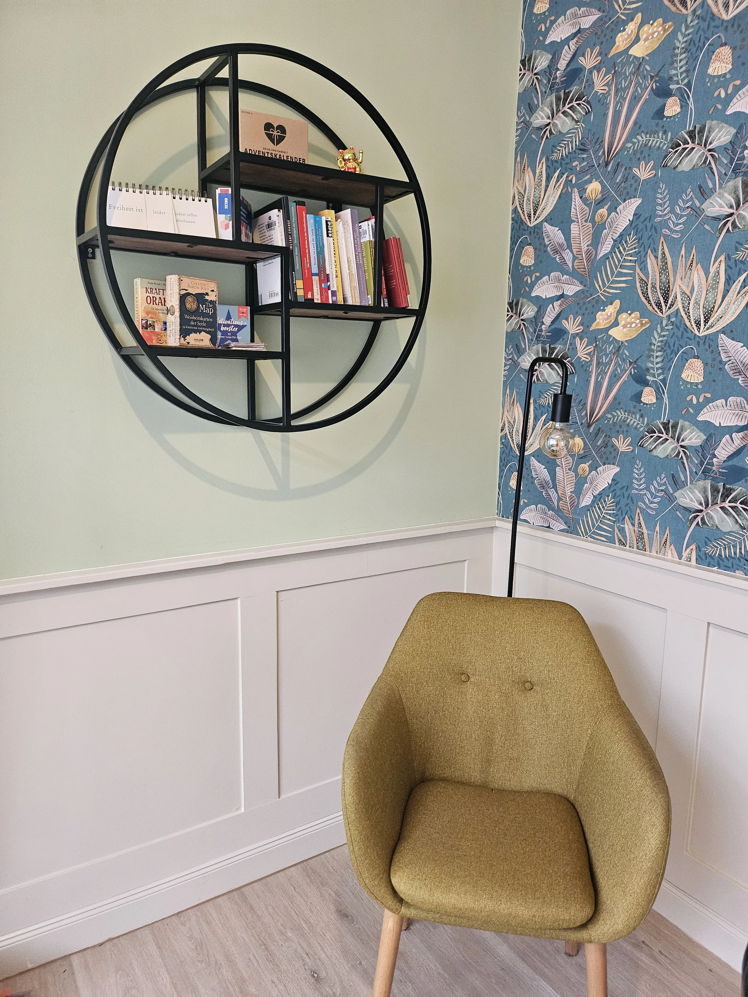Gemütlicher Praxisraum mit Bücherregal und Sessel – Paartherapie Heidelberg