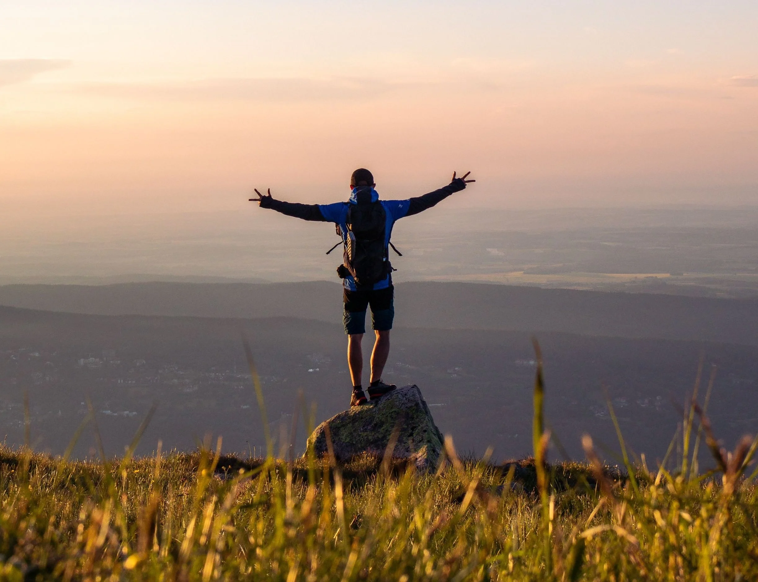 Person auf einem Berg – Single-Coaching „Innerer Kompass" in Heidelberg