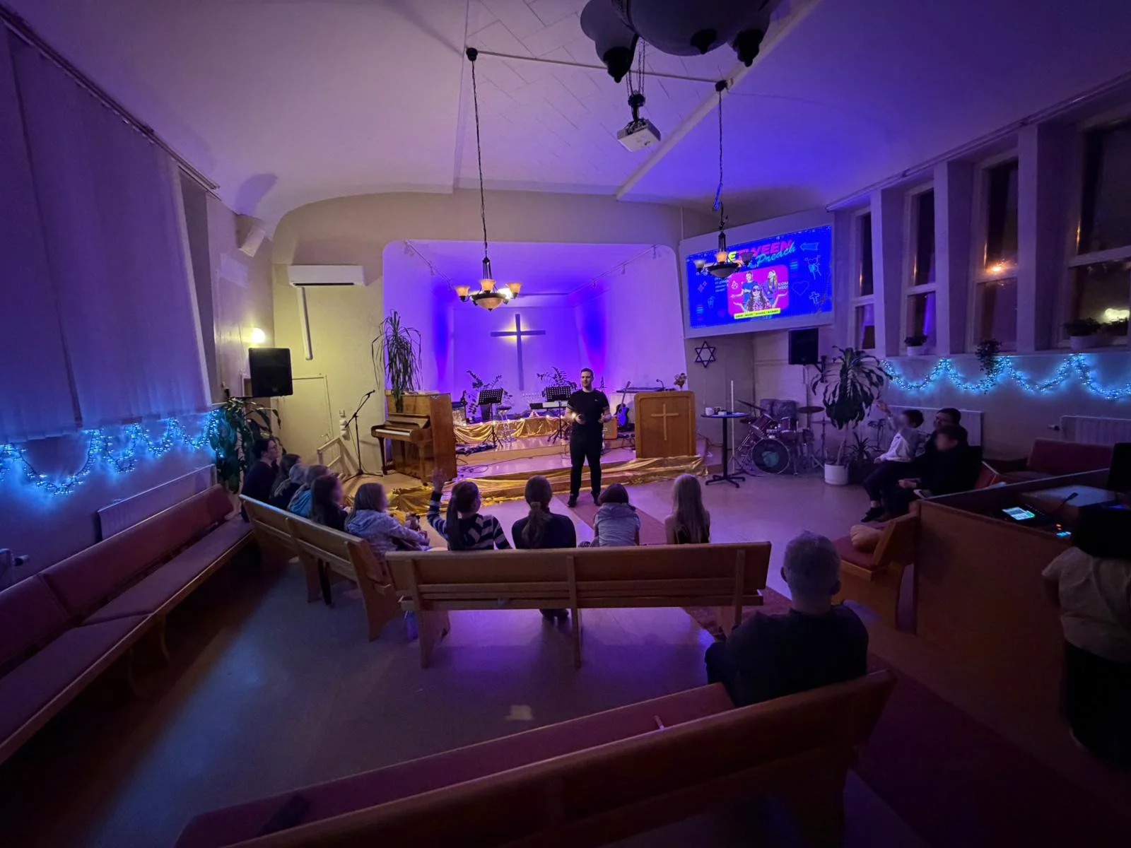 Between-samling i Filadelfiakyrkan med deltagare samlade i kyrksalen