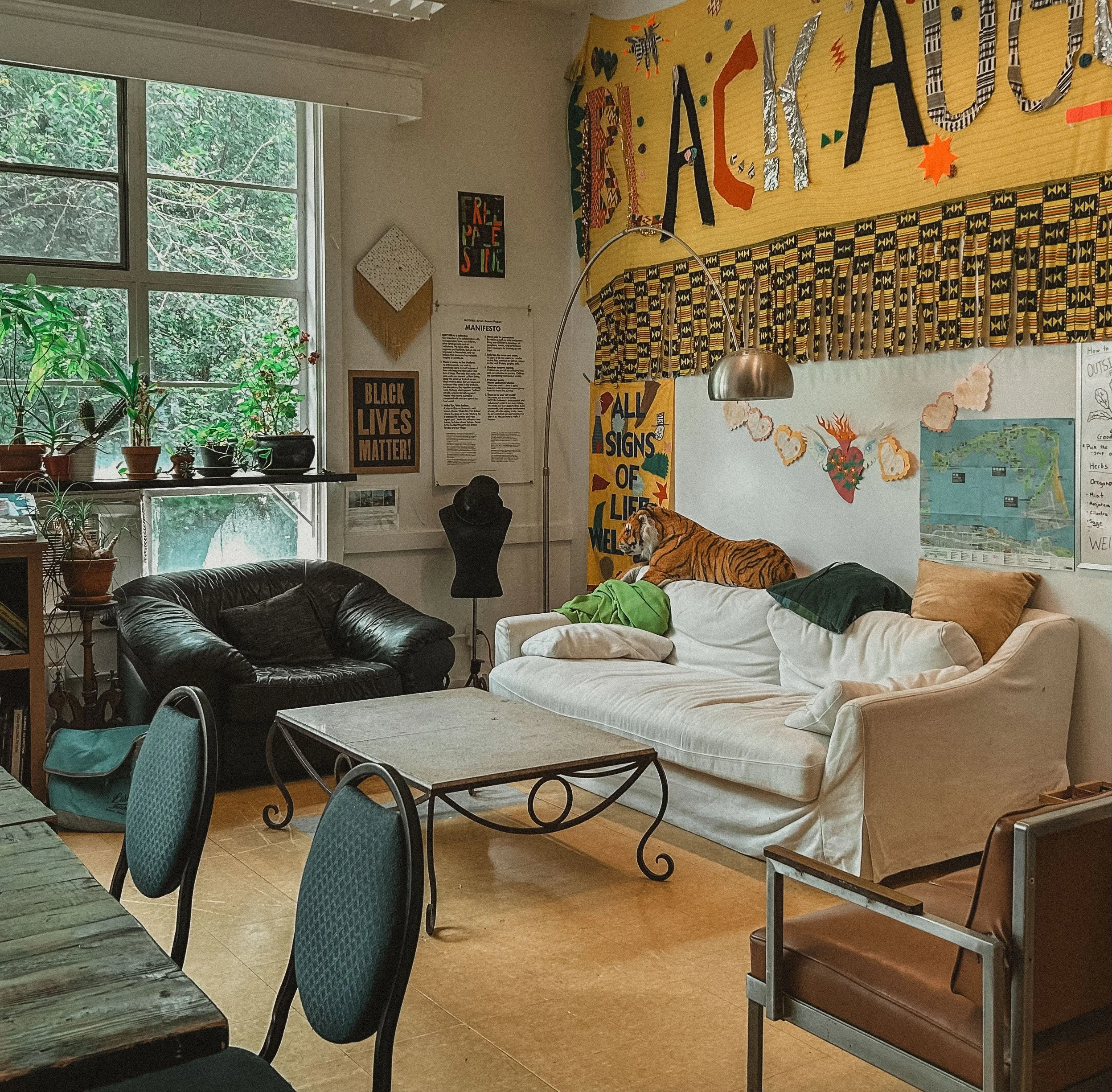 Kitchen hang out corner.jpg
