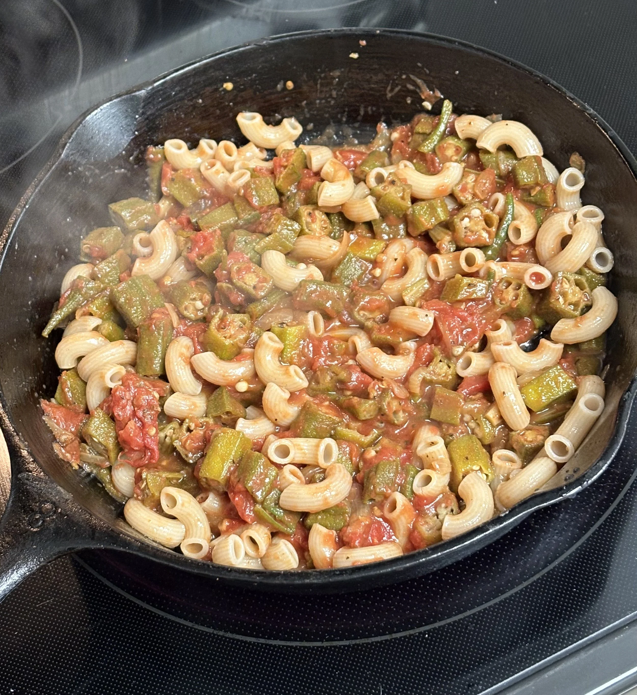 Smothered okra with macaroni Gluten-free